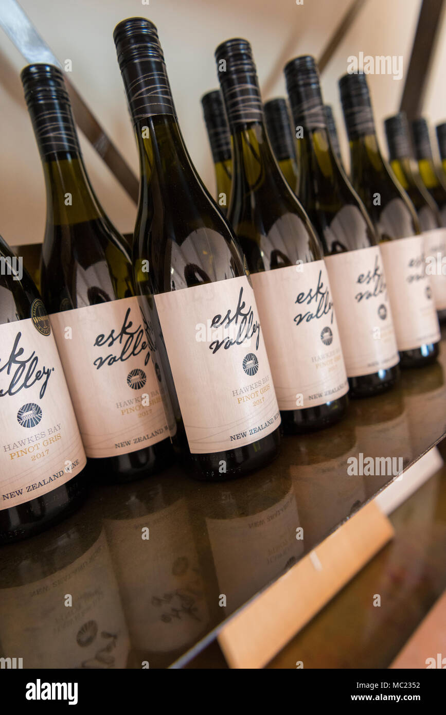 Le bottiglie di vino per la vendita in cantina shop all'Esk Vally Hawkes Bay Vigna Nuova Zelanda Foto Stock