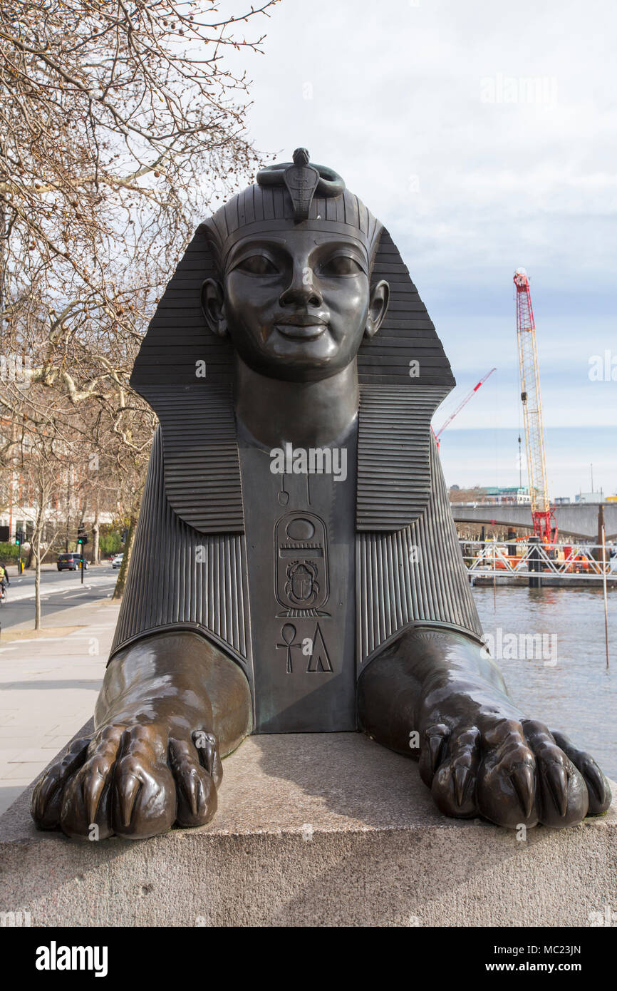 Sphynx accanto a Cleopatras ago sul Tamigi Embankment, Londra, Regno Unito. Foto Stock