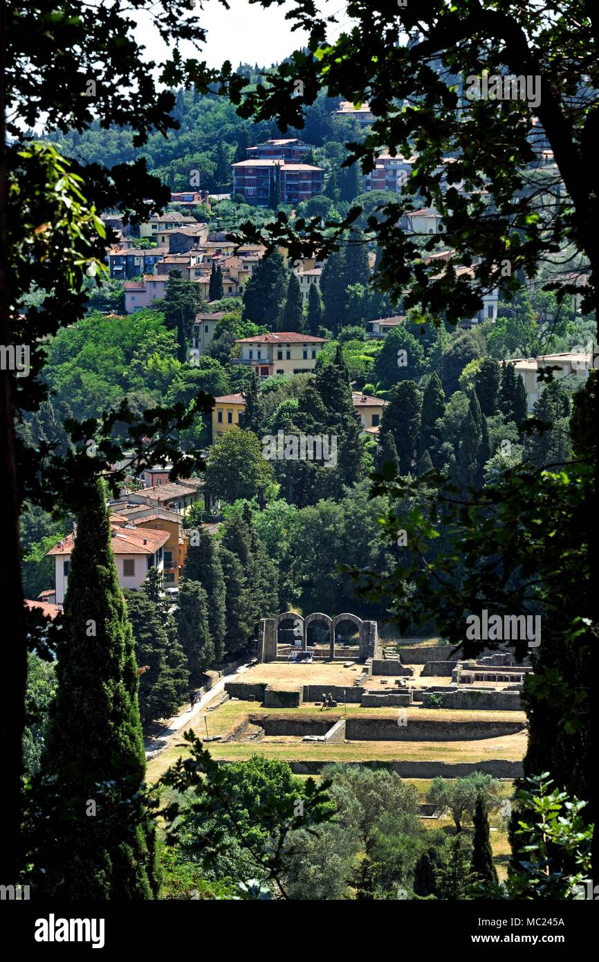 Fiesole è una città su una scenografica altezza sopra Firenze, 8 km (5 mi) a nord-est della città. Il Decameron di Giovanni Boccaccio è impostata sulle pendici della collina di Fiesole.Toscana, Italia - italiano. Foto Stock