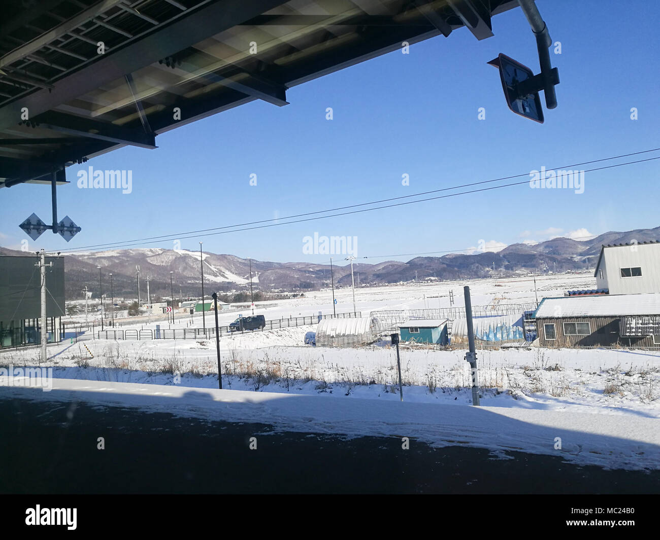 Lontano dalla stazione ferroviaria nella giornata di sole invernale di Hokkaido in Giappone Foto Stock