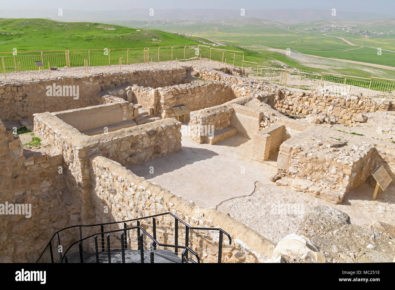 Ricostruito il tempio israelitico nella Judean fortezza di Tel arad, Israele con moderni villaggi beduini in background Foto Stock