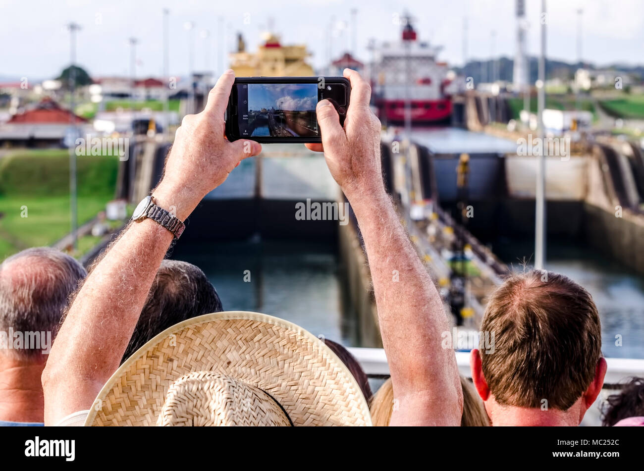 I turisti scattare una fotografia il Canale di Panama Foto Stock