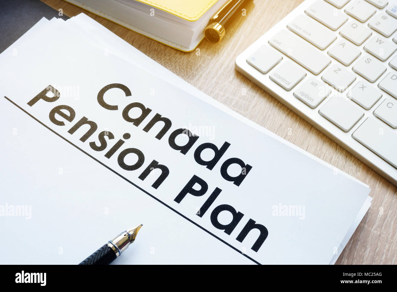 Canada Pension Plan (CPP) su una scrivania in ufficio. Foto Stock