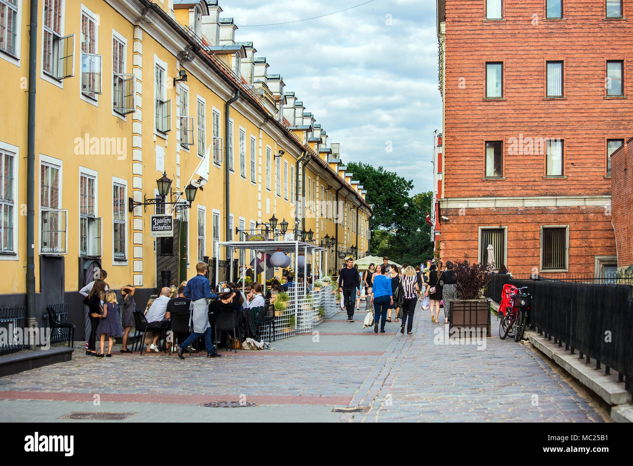 La città vecchia di Riga con street cafe, Lettonia Foto Stock