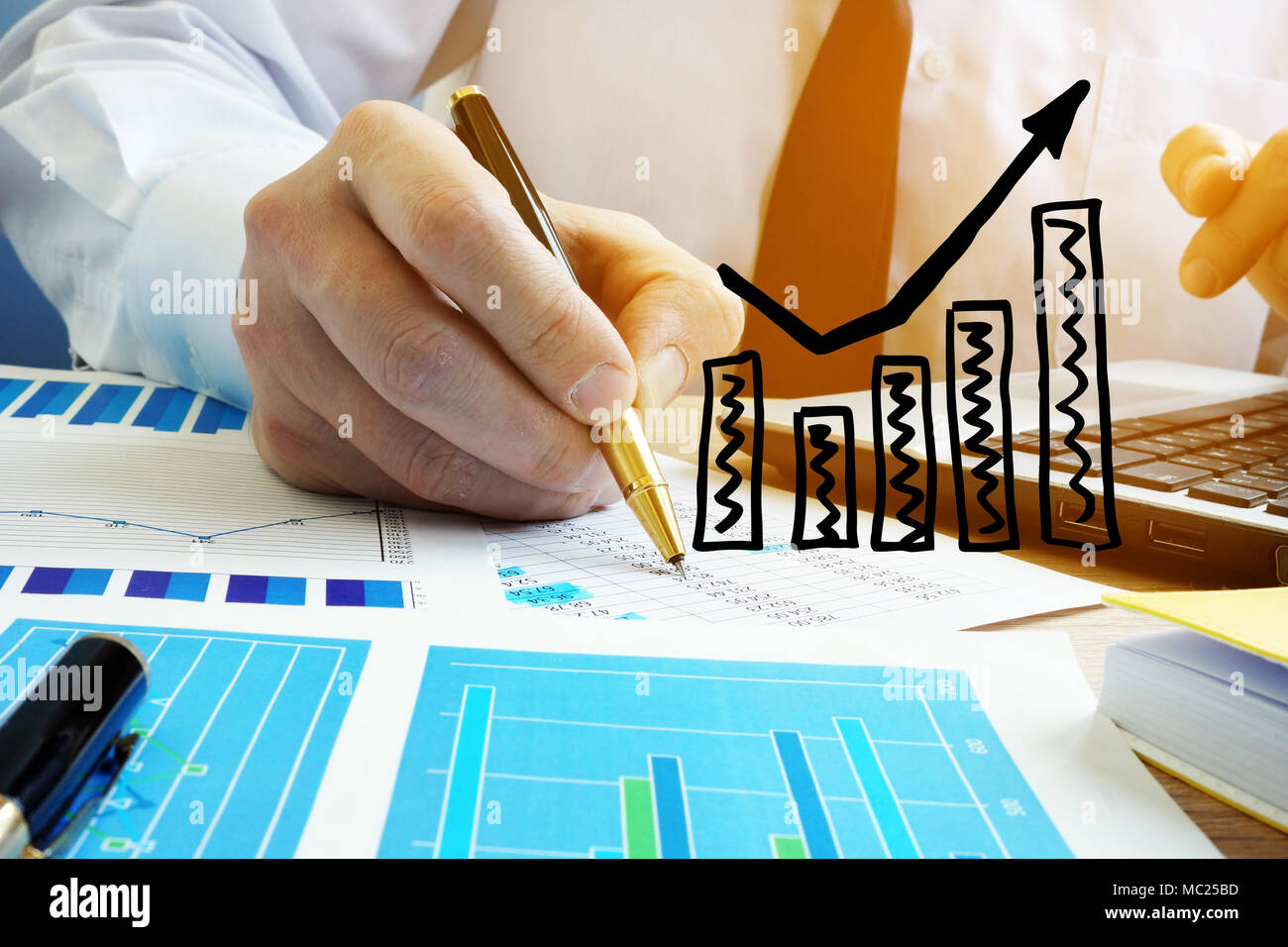 La crescita aziendale concetto. Uomo al lavoro con documenti finanziari. Foto Stock