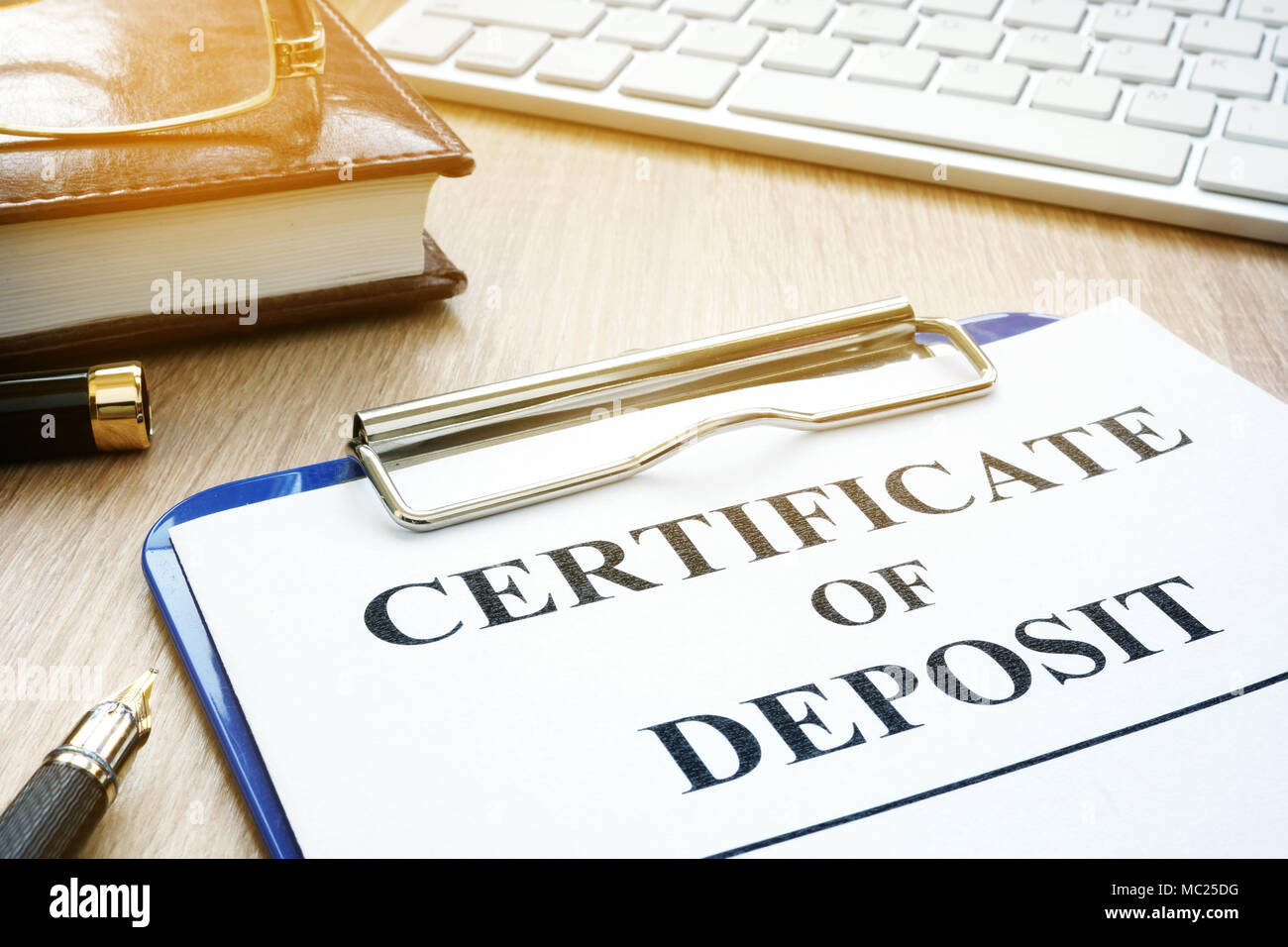 Certificato di deposito e penna su una scrivania. Foto Stock