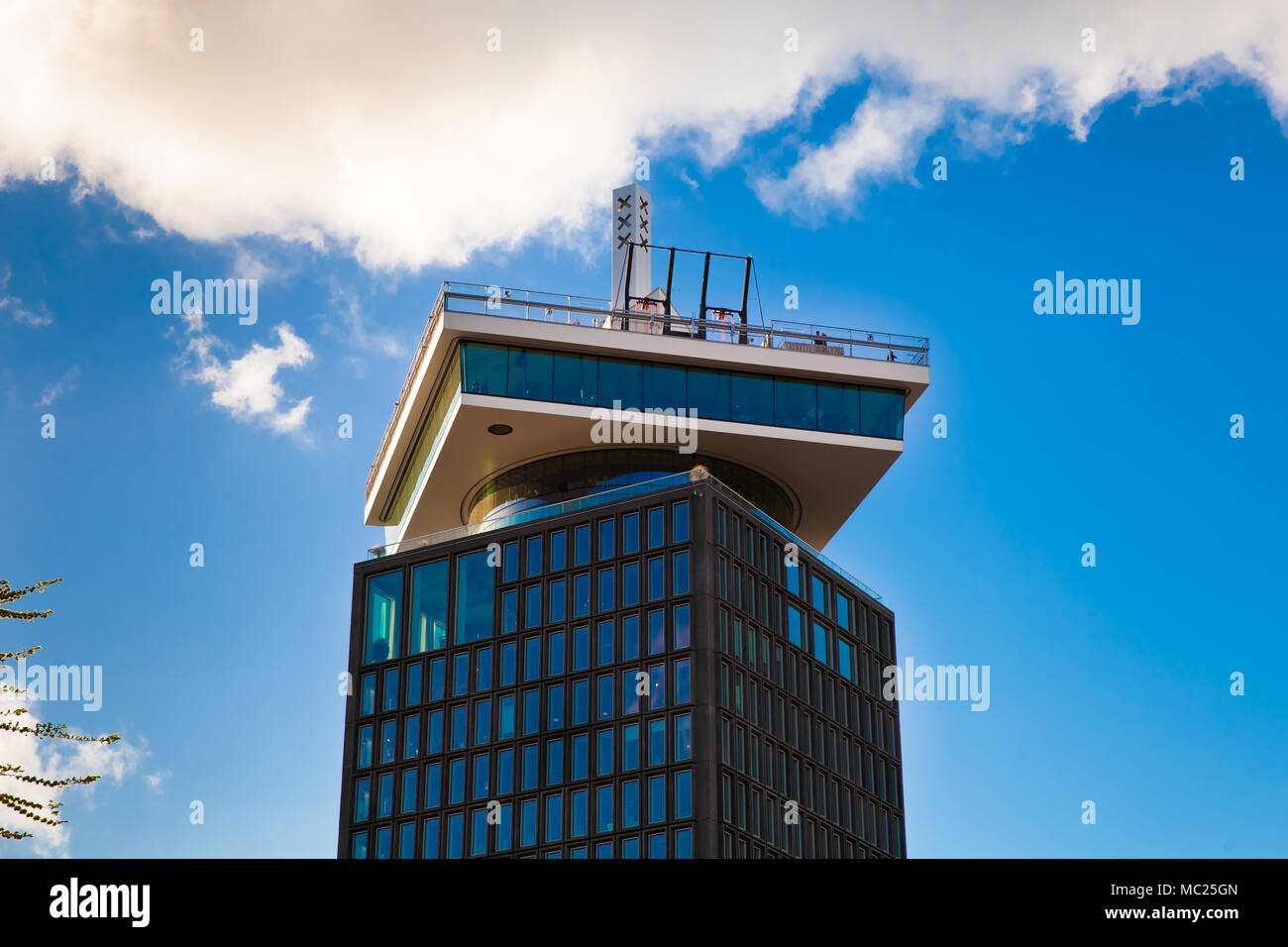 Adam tower è il grande edificio dietro di Amsterdam Stazione Centrale,  Olanda Foto stock - Alamy