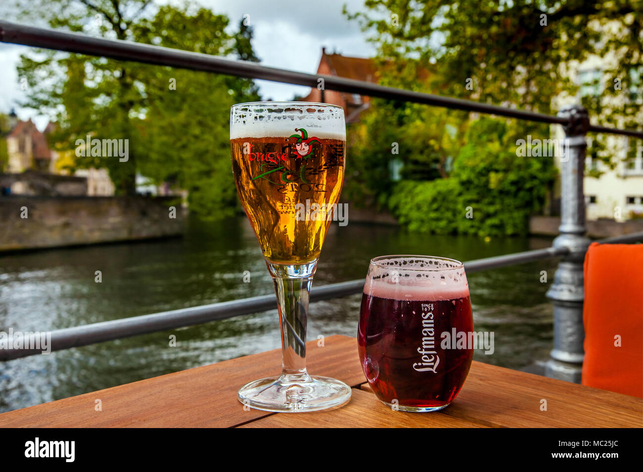 Due bicchieri di birra belga in piedi sulla tavola con vista sulla città Foto Stock