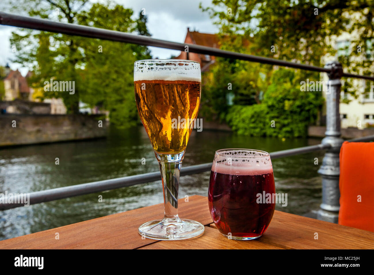 Due bicchieri di birra belga in piedi sulla tavola Foto Stock