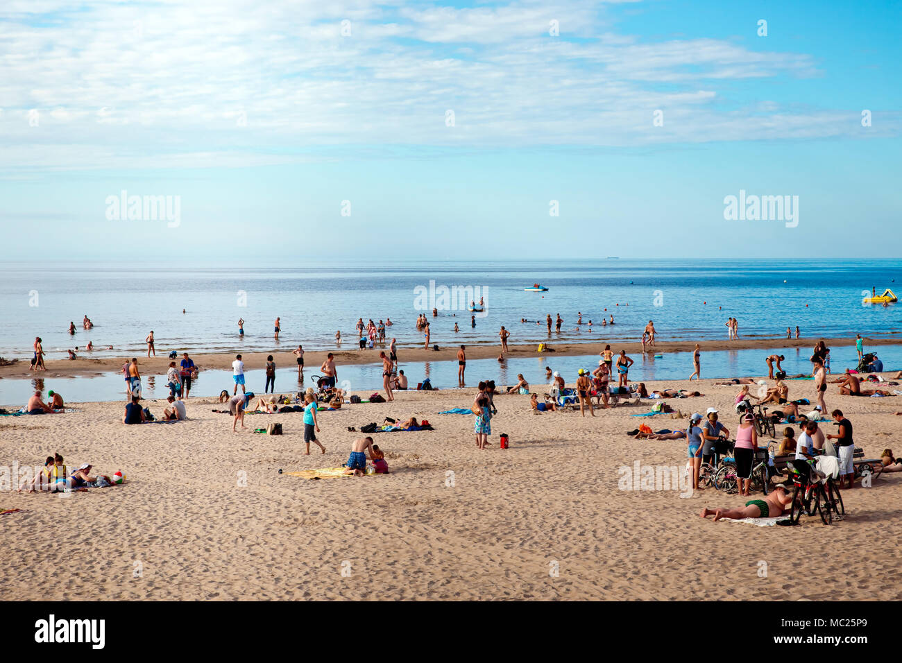 Giornata di sole sulla spiaggia nella città di Jurmala, Lettonia Foto Stock