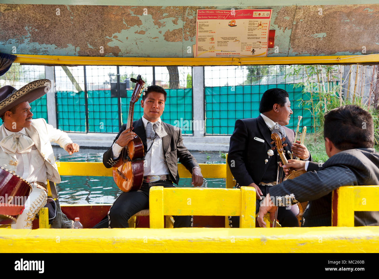 Mariachi su una barca di Xochimilco. Città del Messico, Messico Foto Stock