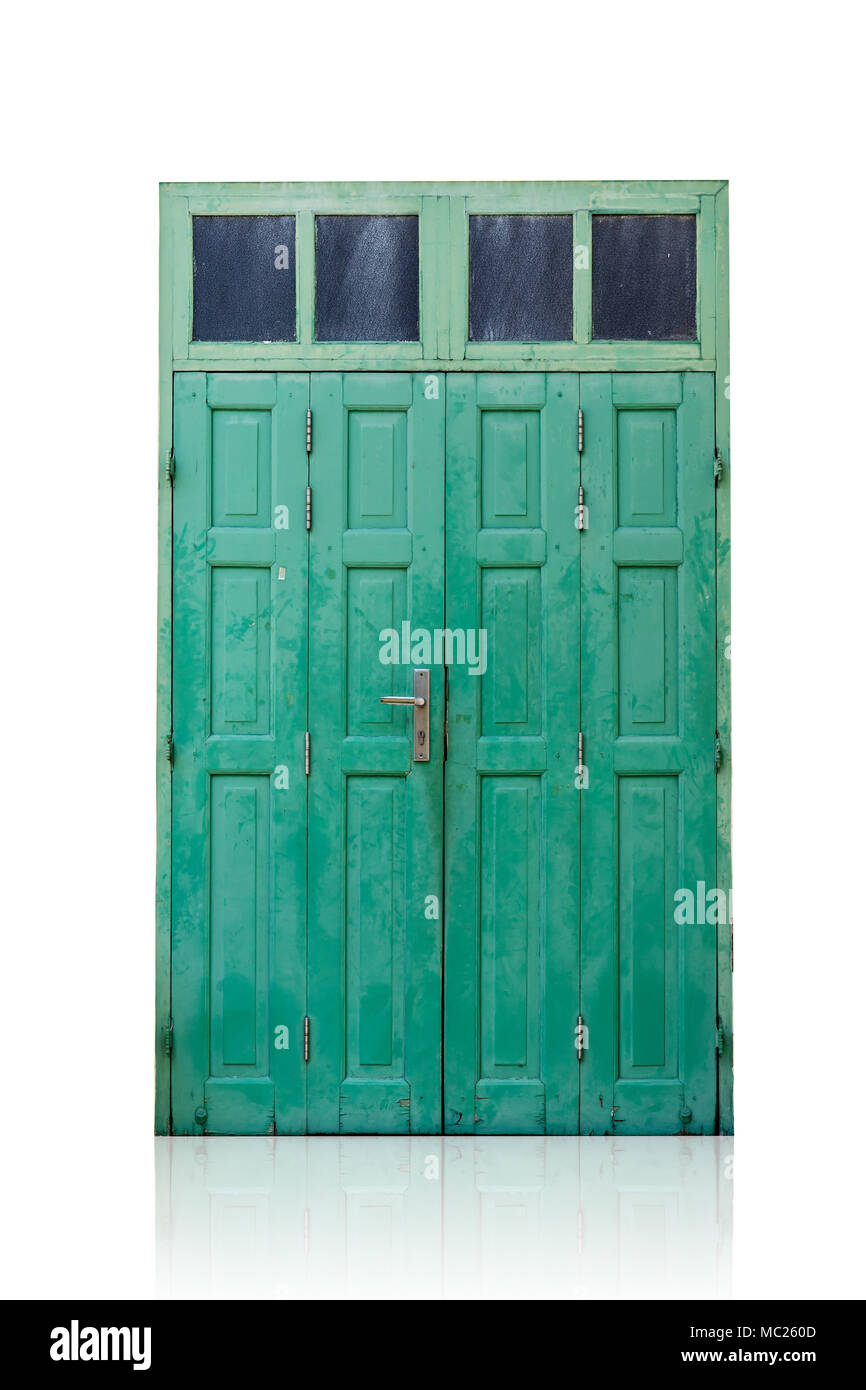 Il verde porta di legno vecchio invecchiato grunge stile vintage isolato su bianco con tracciato di ritaglio Foto Stock