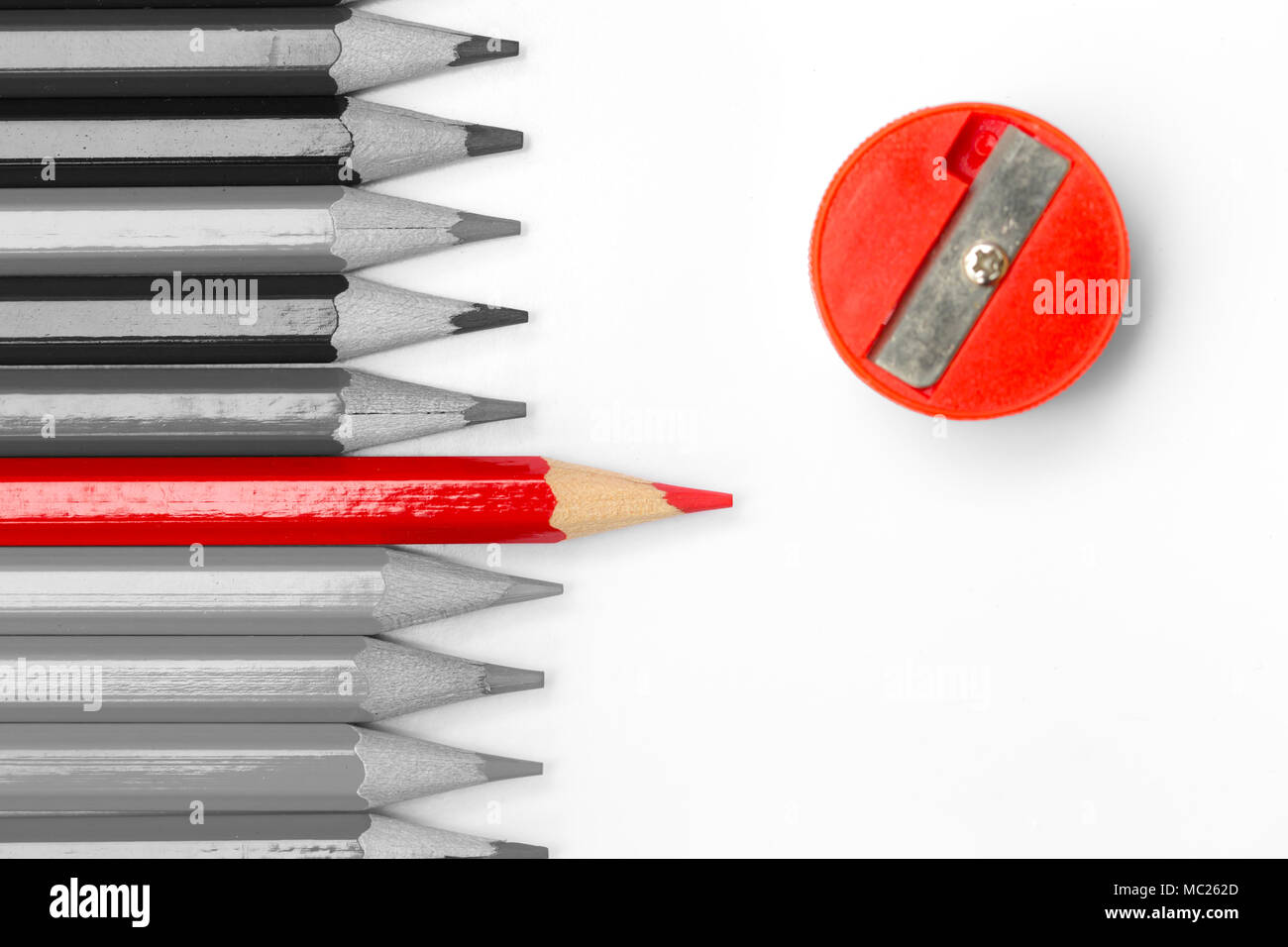 Matita rossa posto portando la concorrenza di altri per affari personali concetto eccezionale Foto Stock
