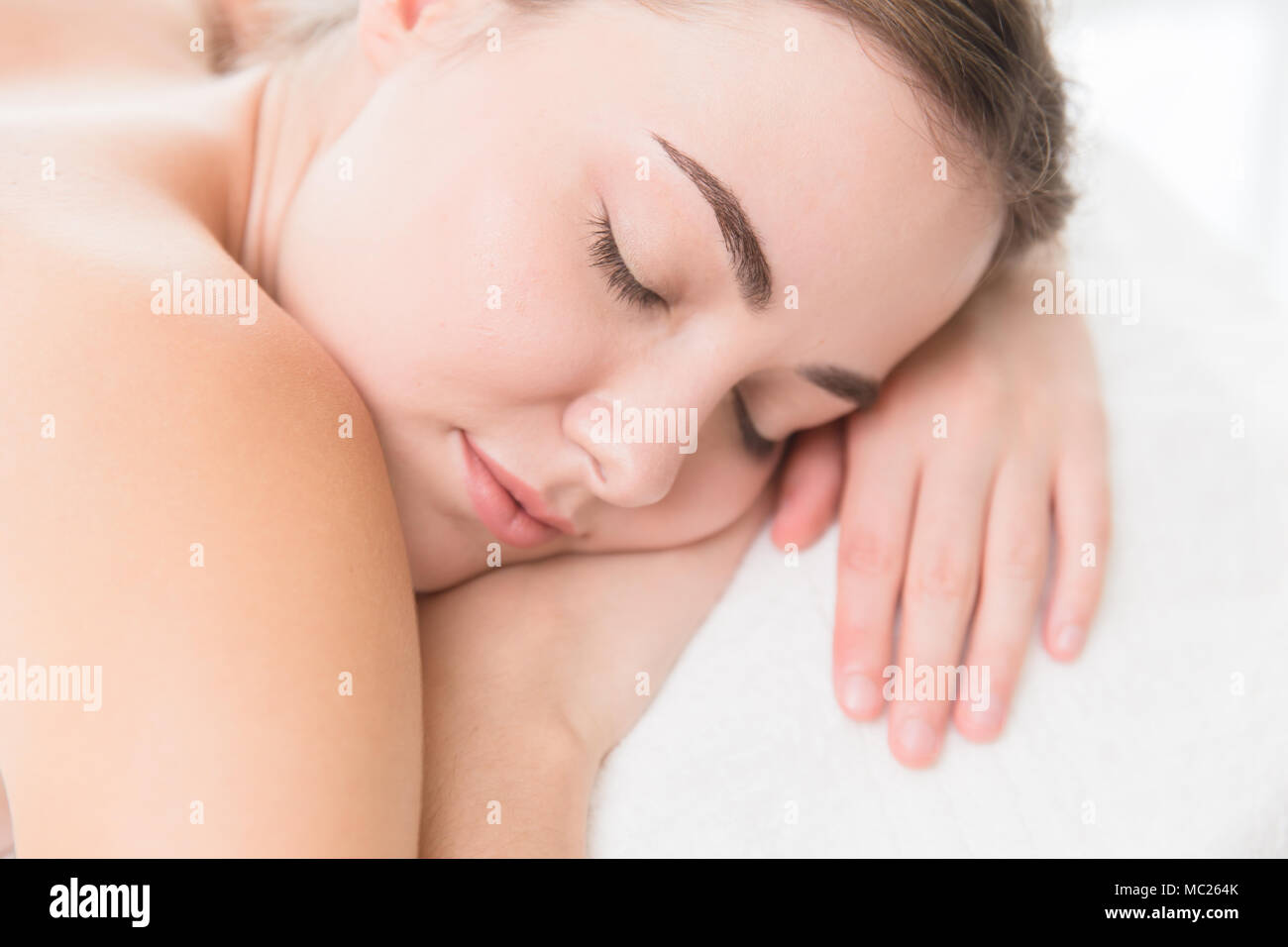 Dormendo closeup donna bella faccia gli occhi chiusi sul letto Foto Stock