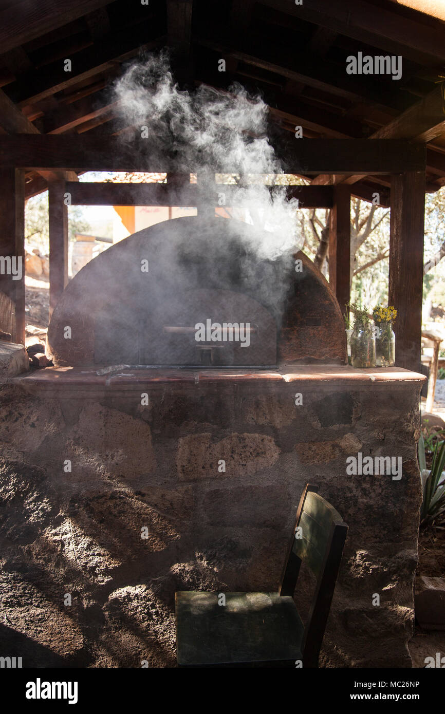 Fumo proveniente dal forno Malva, Valle de Guadalupe, Baja California, Messico Foto Stock