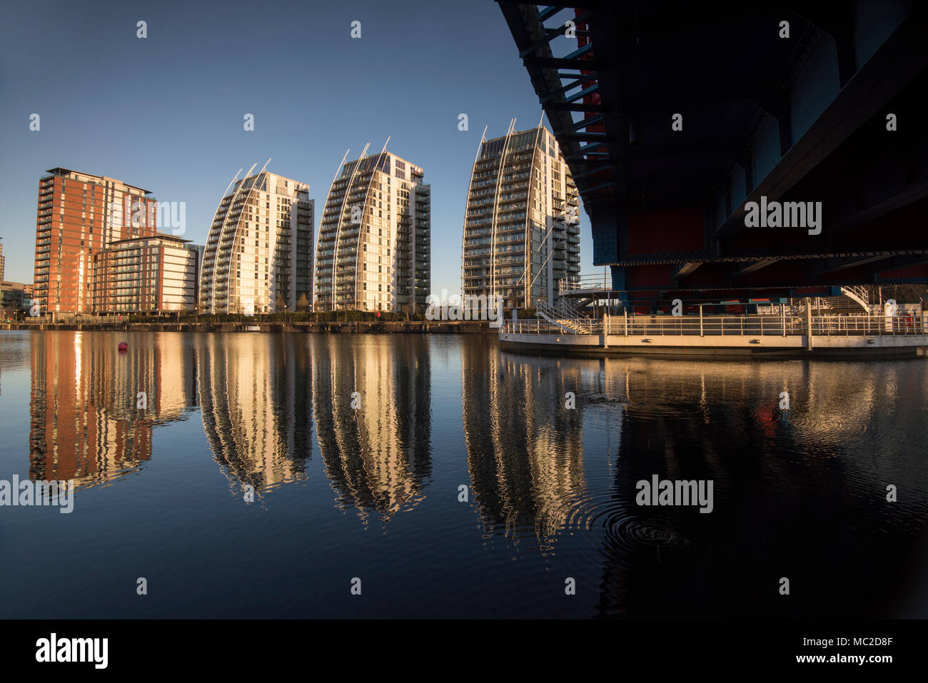 La mattina presto riflessioni all'NV edifici di appartamenti in Salford Quays, Greater Manchester Inghilterra England Regno Unito Foto Stock