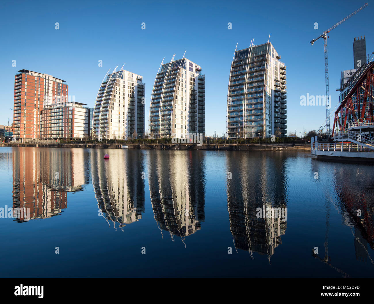 La mattina presto riflessioni all'NV edifici di appartamenti in Salford Quays, Greater Manchester Inghilterra England Regno Unito Foto Stock