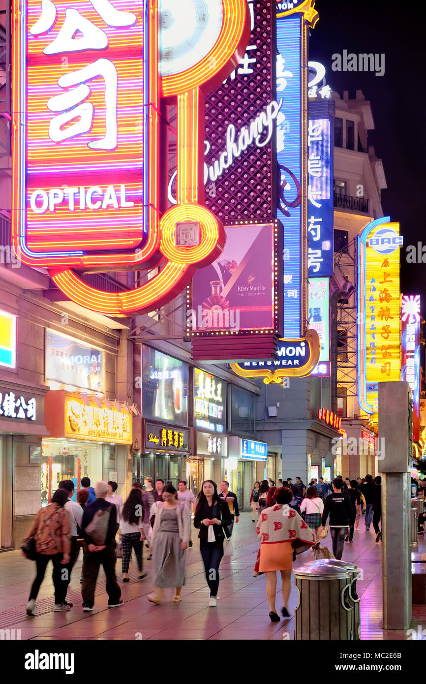 Luci al neon e gli acquirenti su Nanjing Road di notte, Shanghai, Cina Foto Stock