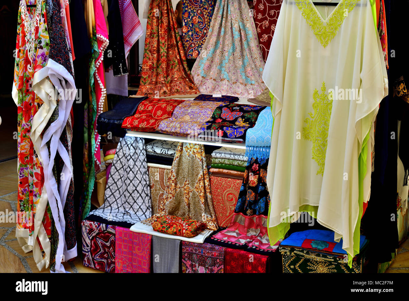 Sciarpe e vestiti nel mercato in Emirati Arabi Uniti. Foto Stock