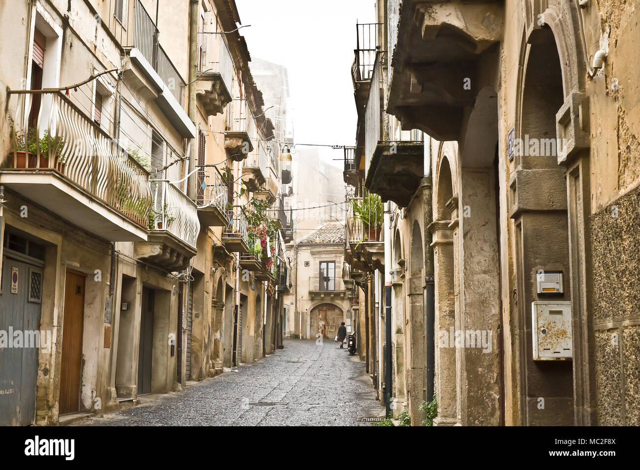 Strada stretta a Caltagirone, Sicilia, Italia Foto Stock