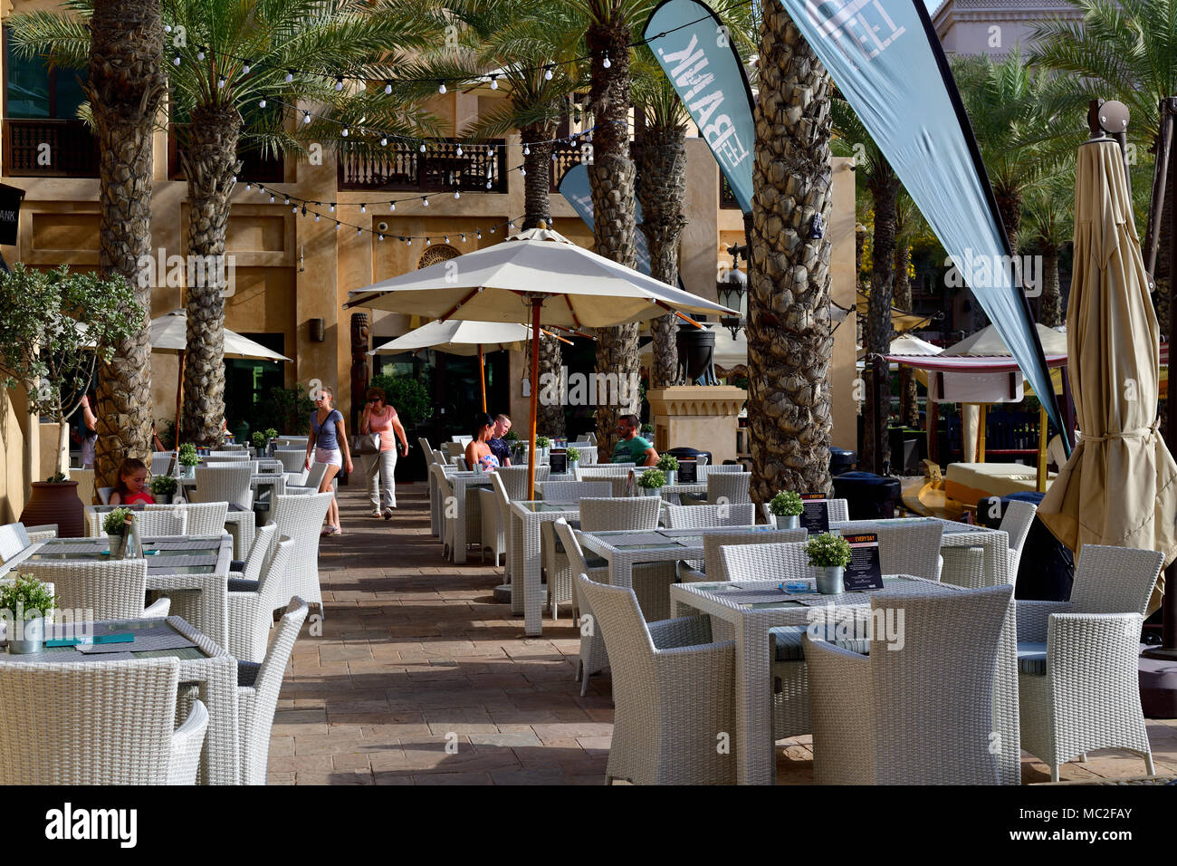 Dubai, Emirati Arabi Uniti - Aprile 8. 2018. cafe in Madinat Jumeirah - complesso alberghiero e mercato Foto Stock