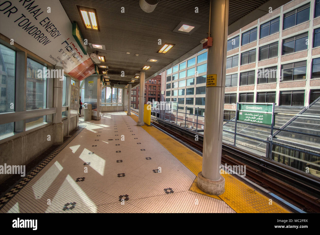 Interno di un vuoto People Mover monorotaia sistema di trasporto a Greektown stazione nel centro di Detroit, Michigan, Stati Uniti d'America. Foto Stock