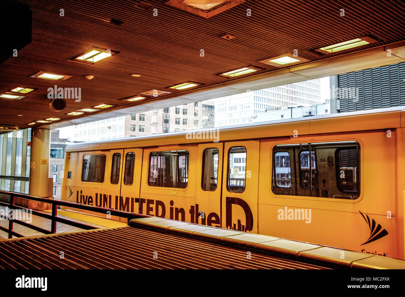 Il Detroit People Mover lascia la stazione nel centro di Detroit. Il People Mover è un transito di massa del sistema ferroviario che loop attraverso la città con il server Foto Stock