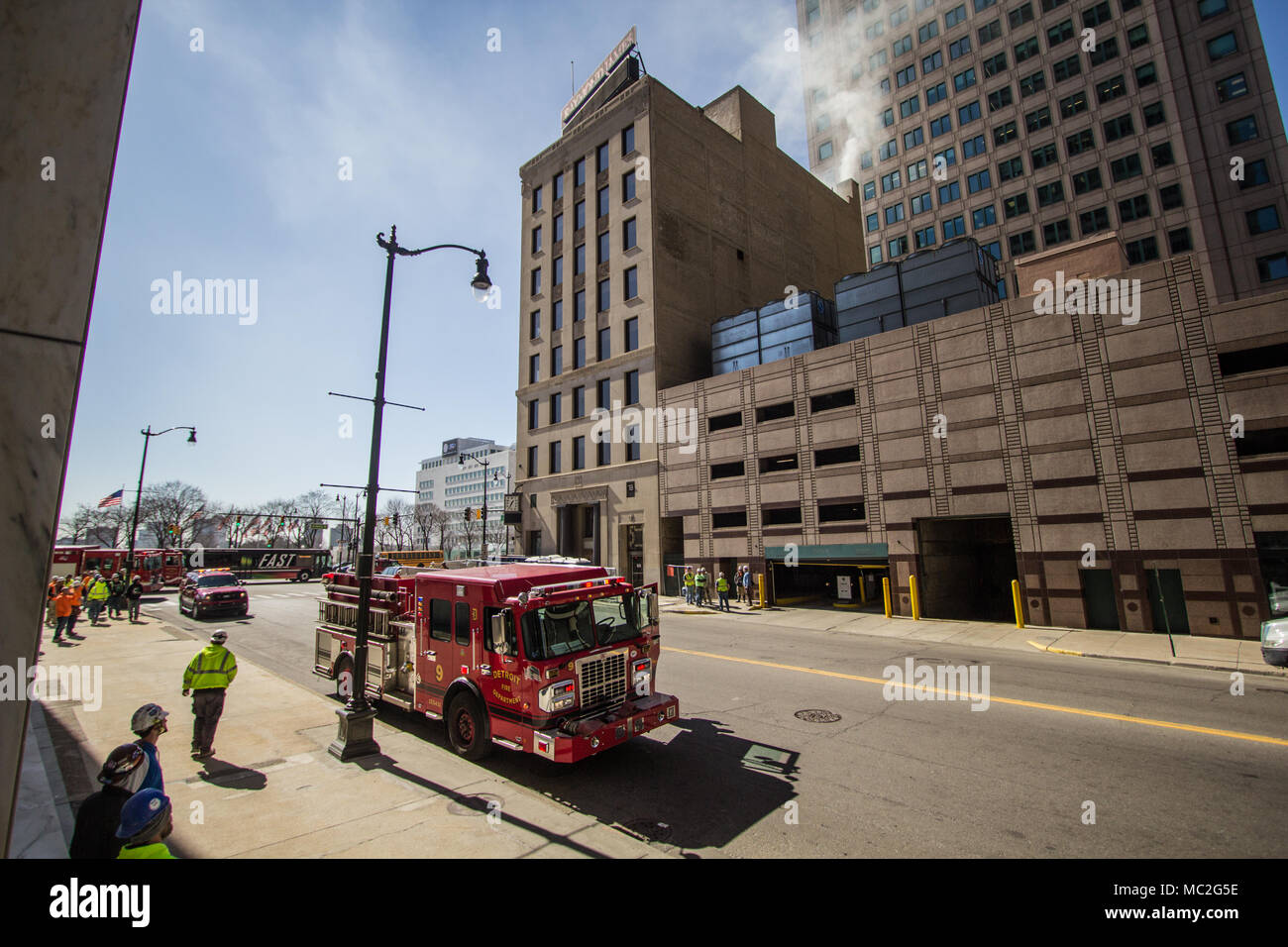 Detroit Fire Department carrello parcheggiato nelle strade della città di downtown Detroit Michigan mentre si risponde a una chiamata. Detroit Michigan è la più grande città. Foto Stock