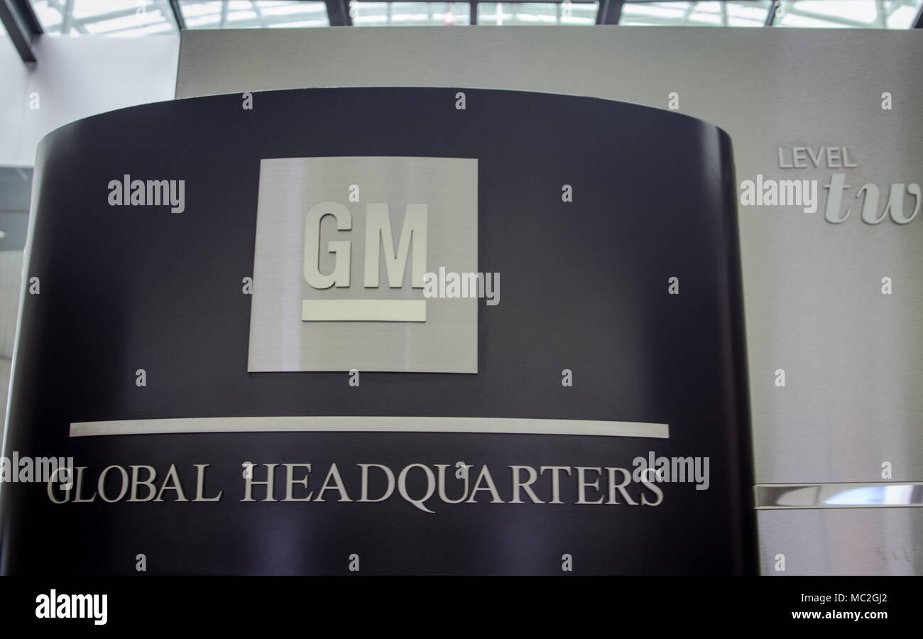 General Motors sedi nel mondo segno e il logo presso il centro del Rinascimento nel centro di Detroit, Michigan. GM è uno dei mondi più grandi datori di lavoro. Foto Stock