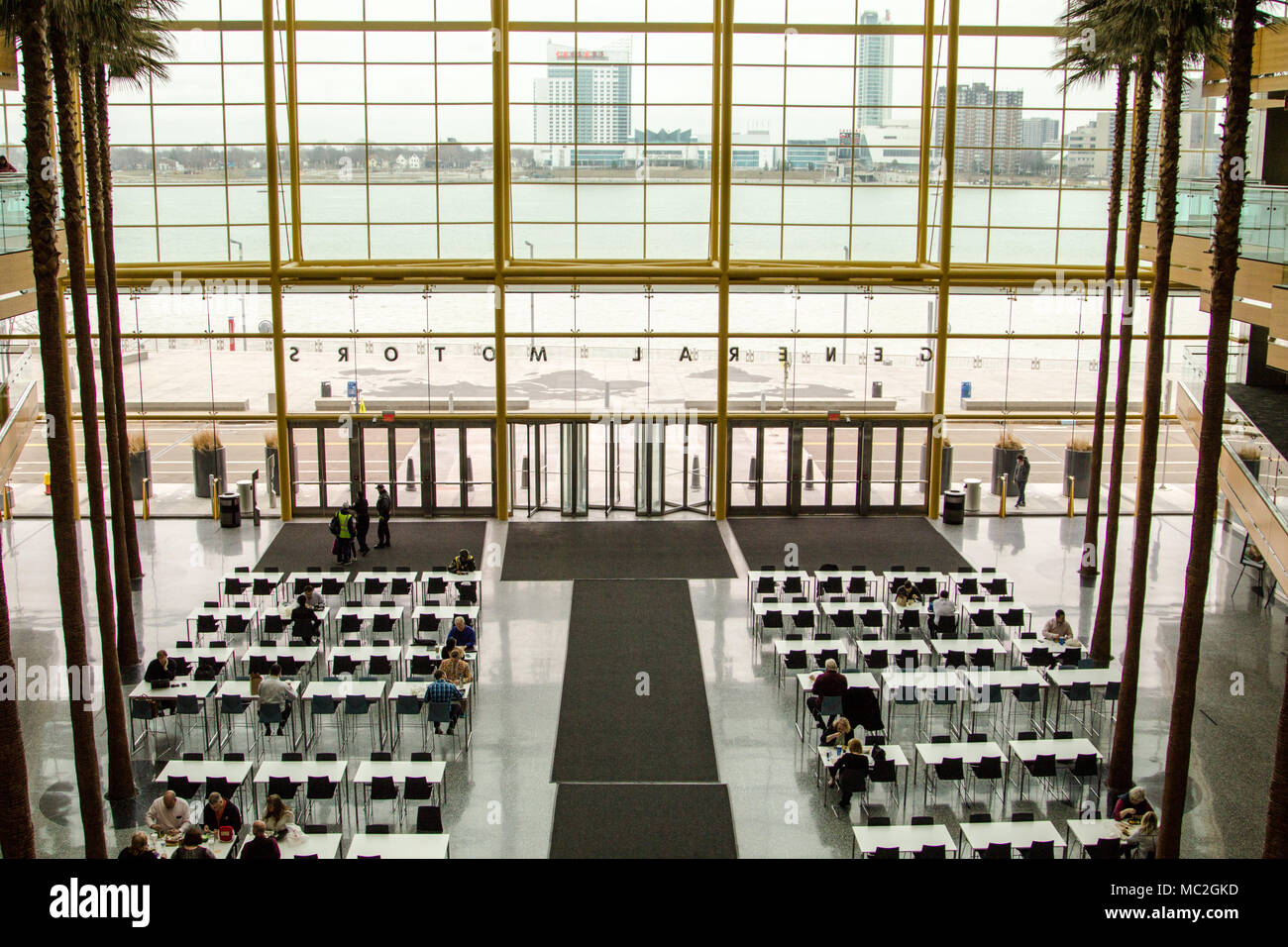 Interno di Detroit, Michigan Renaissance Center come visto dall'interno dell'atrio di vetro. Le torri sono la sede mondiale per General Motors. Foto Stock
