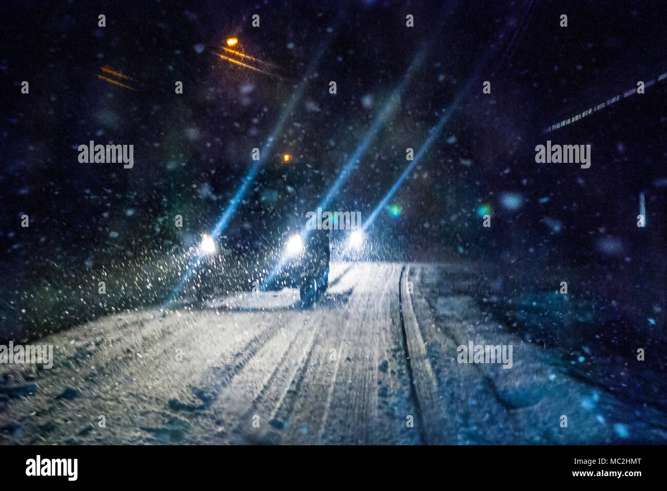Guida auto durante l'inverno tempesta di neve. Motion Blur. Foto Stock