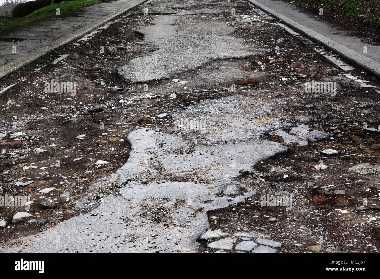 Un terribile mal mantenuta in strada Medway che è più buche di strada. Molto scarsa su strada / autostrada manutenzione. Foto Stock