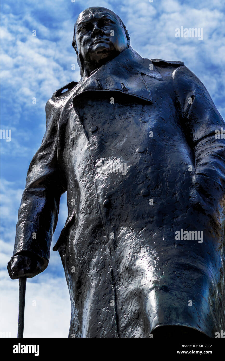 Statua del primo ministro britannico della seconda guerra mondiale Winston Churchill nella Parliament Square SW1 di Londra di Ivor Roberts-Jones Foto Stock