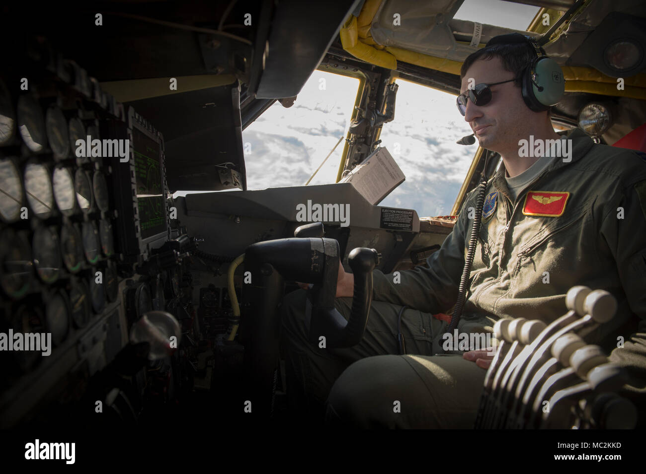 A B Stratofortress pilota schierato dalla Minot Air Force Base, N.D., a RAF Fairford, Inghilterra, vola sopra alla Francia di una Corsica campo di addestramento Gen 24, 2018. Formazione congiunta con i partner, nazioni alleate e altri Stati Uniti Air Force unità consentono la quinta ala bomba a contribuire alla pronta e postured forze in Europa. (U.S. Air Force illustrazione da Tech. Sgt. Joshua J. Garcia)(questa immagine è stato modificato per rimuovere il nome del pilota per garantire la sicurezza del personale) Foto Stock