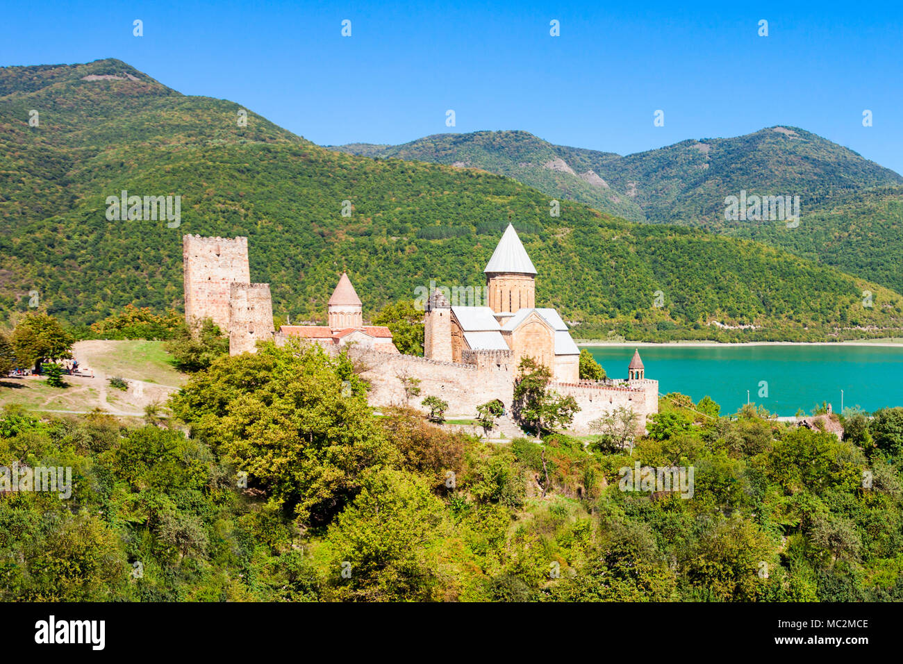 Chiesa di Ananuri è un complesso del castello sul fiume Aragvi in Georgia. Foto Stock