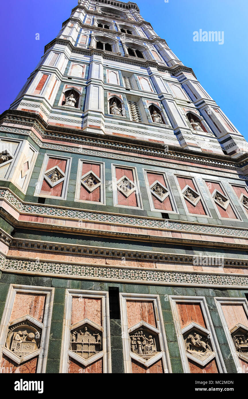 Campanile di Giotto o sul Campanile del Duomo di Firenze. Un bellissimo edificio con il rosso e il verde pannelli di marmo, bassorilievi e statue raggiunge skywards Foto Stock