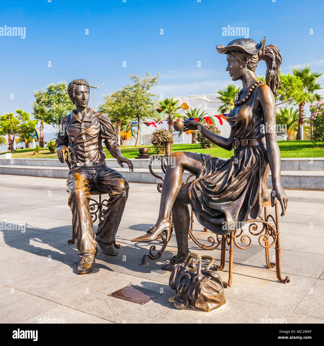 BATUMI, Georgia - 22 settembre 2015: composizione scultura 'Me voi e Batumi' di Irakli Tsuladze nel miracolo parco vicino a Torre alfabetico a Batumi, G Foto Stock