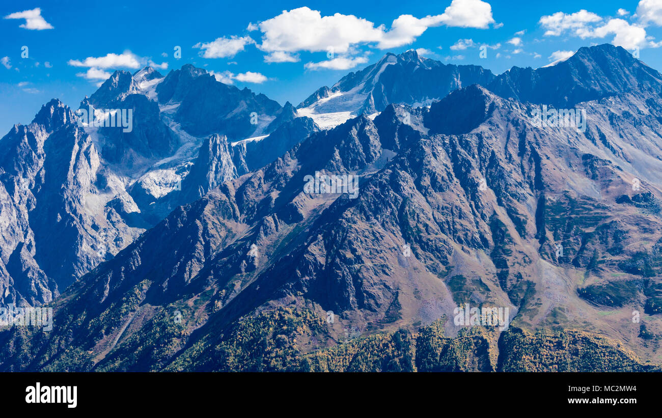 Caucaso maggiore è la principale catena montuosa dei monti del Caucaso Foto  stock - Alamy