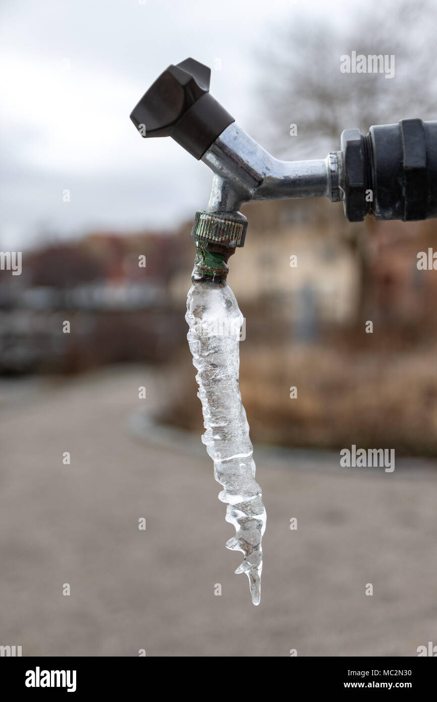 Acqua congelata appesi da un rubinetto all'aperto Foto stock - Alamy