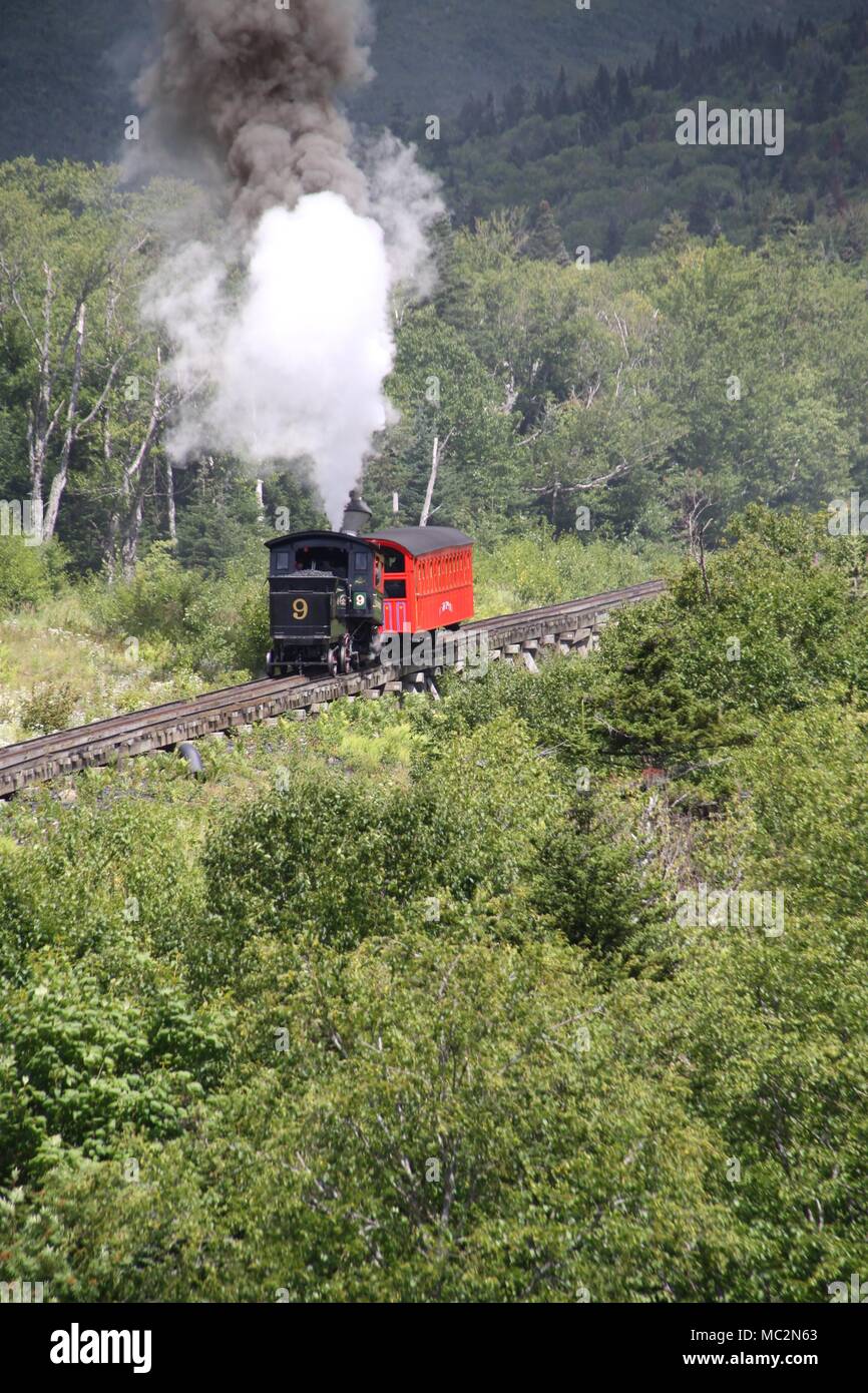 Pignone e cremagliera spingendo locomotiva pullman fino alla montagna sul Mt. Washington Cog Railway in New Hampshire Foto Stock