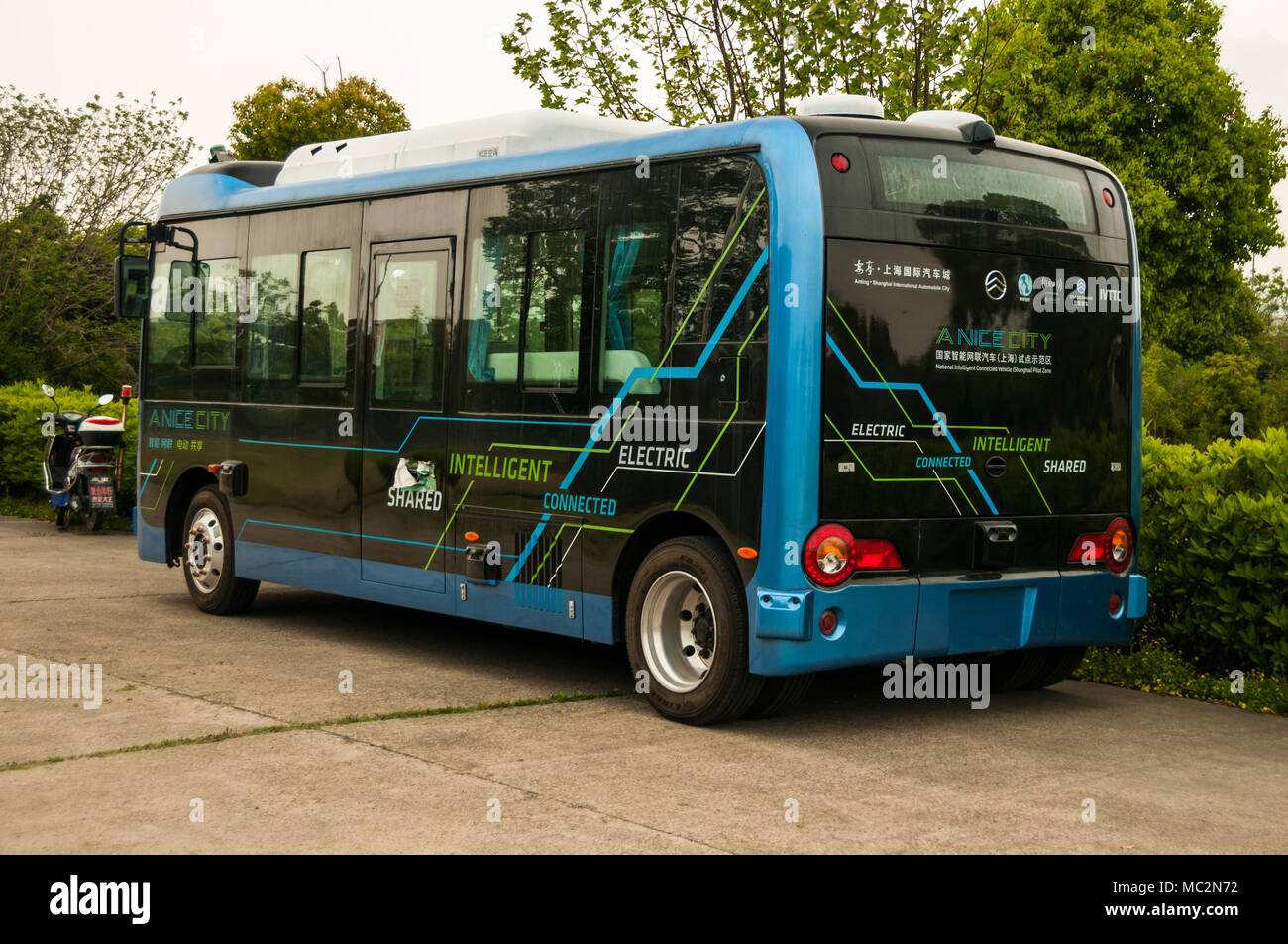 Un auto pilotaggio bus autonoma presso il veicolo autonomo terreno di prova (una città bella) in Anting, Shanghai. Foto Stock