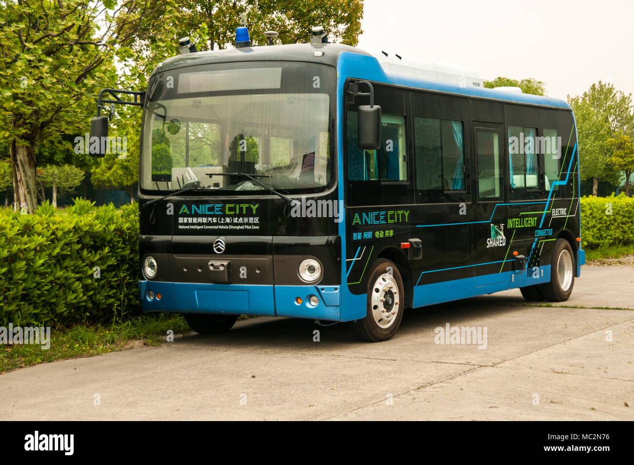 Un auto pilotaggio bus autonoma presso il veicolo autonomo terreno di prova (una città bella) in Anting, Shanghai. Foto Stock