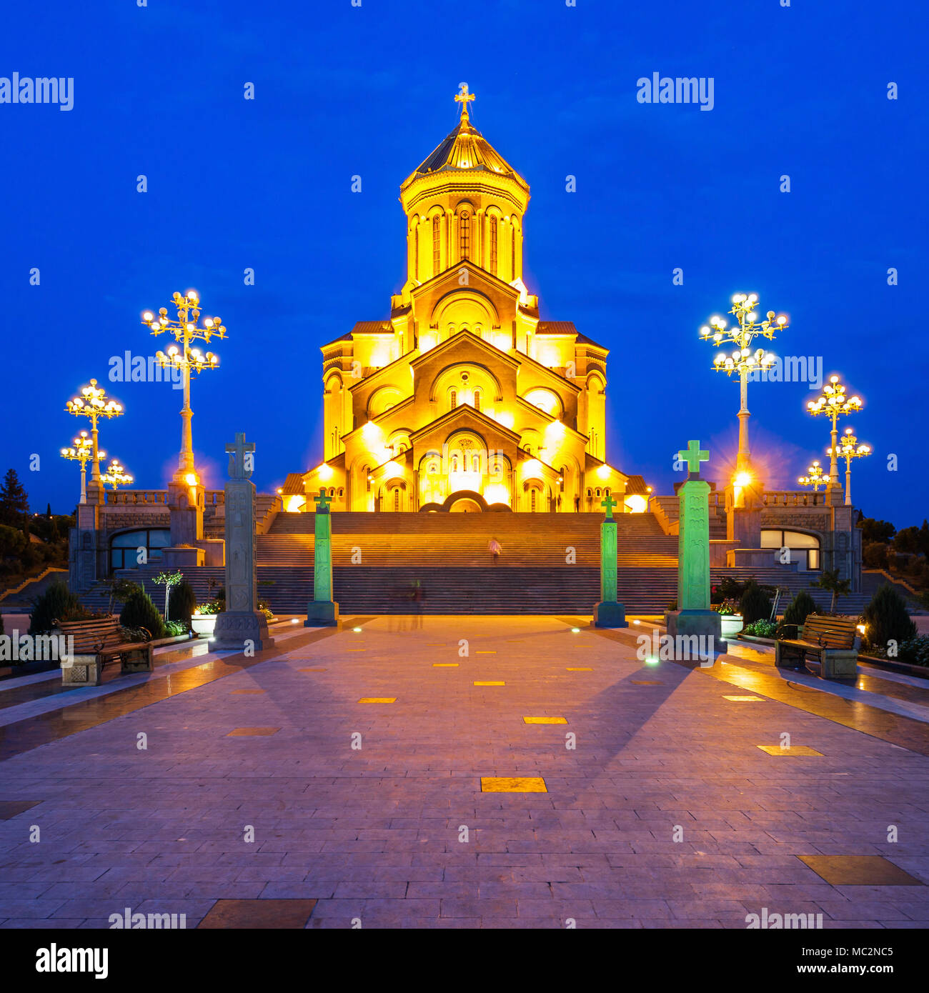 La Cattedrale della Trinità di Tbilisi (Tsminda Sameba di chiesa) al tramonto a Tbilisi, Georgia Foto Stock