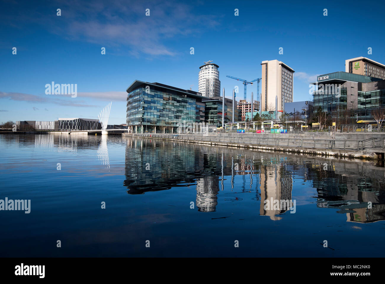 La mattina presto la riflessione di Media City a Salford Quays, Greater Manchester Inghilterra England Regno Unito Foto Stock