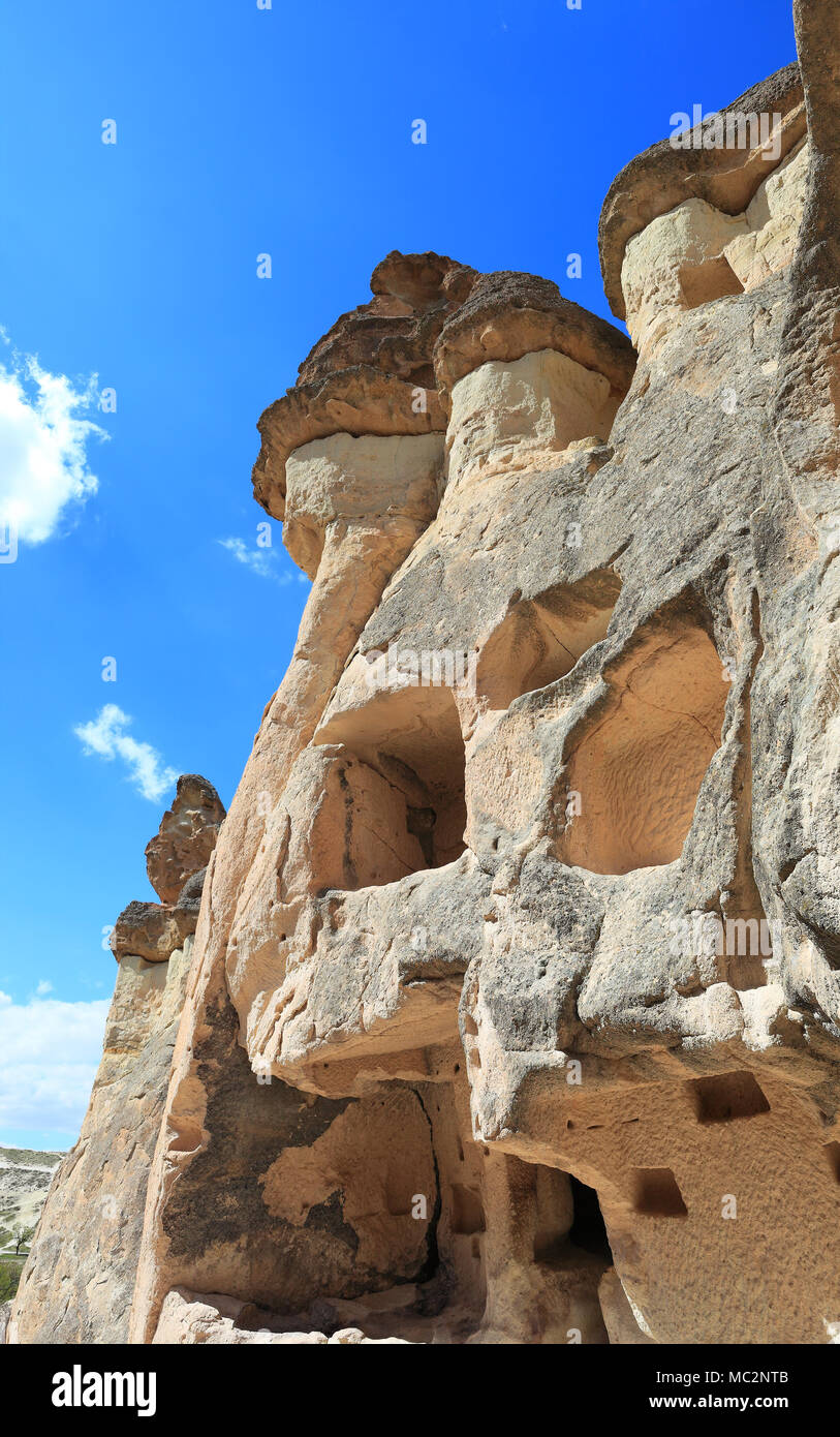 Cappadocia: naturali incredibili formazioni rocciose vulcaniche nella Valle dei monaci valle dove le antiche civiltà scolpito spazi abitativi, Turchia Foto Stock