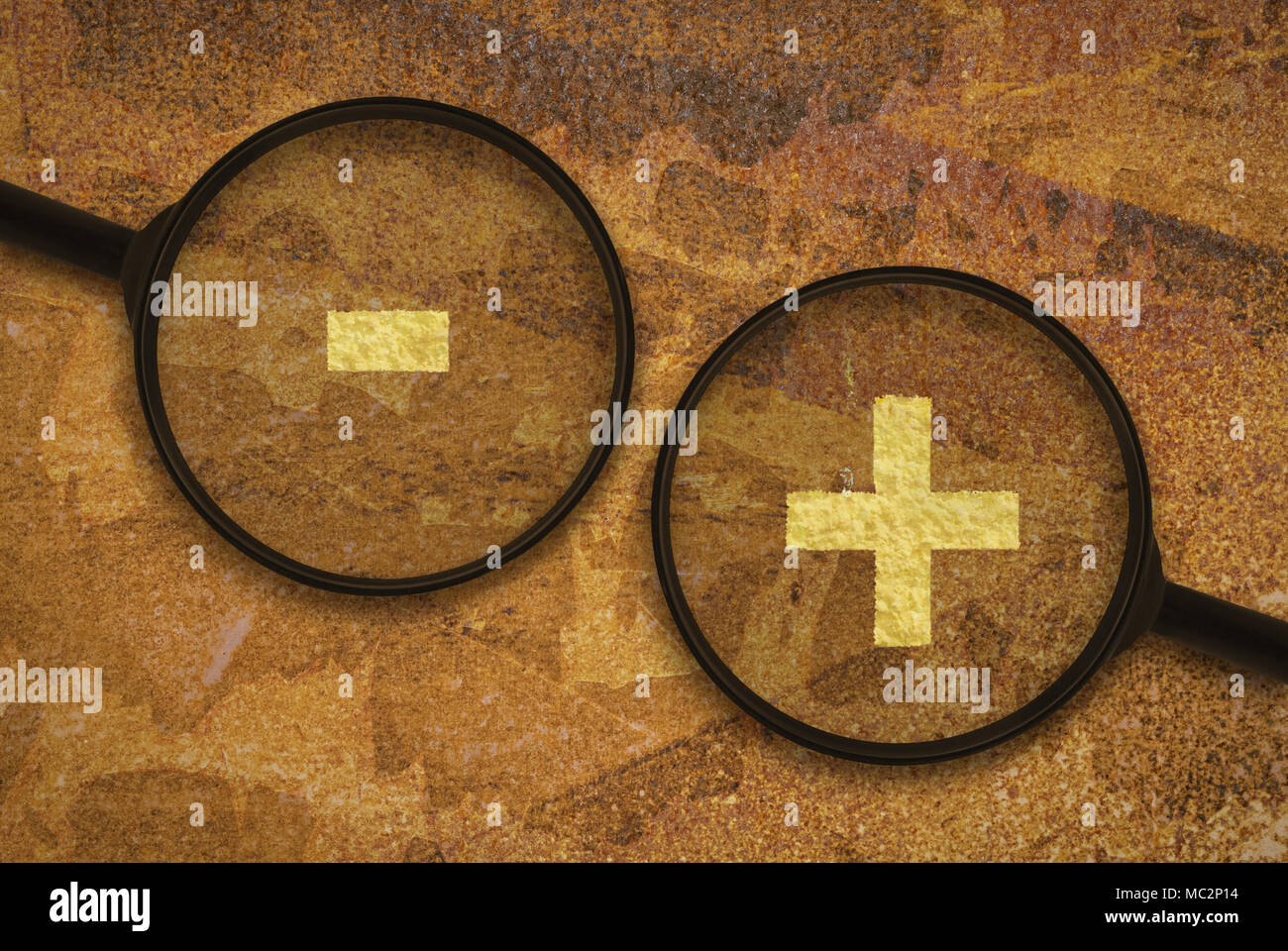 Plus e segno meno sotto ingrandimento su sfondo grunge Foto Stock