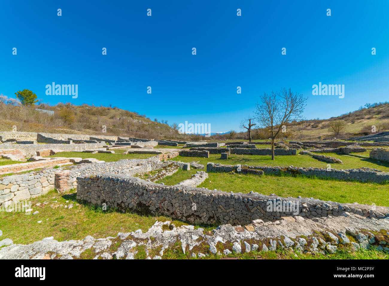 Alba Fucens (Italia) - Un suggestivo sito archeologico romano con anfiteatro, in un parco pubblico di fronte al Monte Velino mountain con neve, Abruzzo Foto Stock