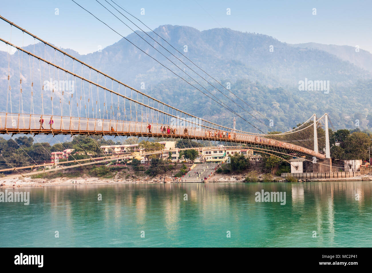 Lakshman Jhula è un ferro da stiro sospensione ponte situato a Rishikesh, Uttarakhand stato dell India. Foto Stock