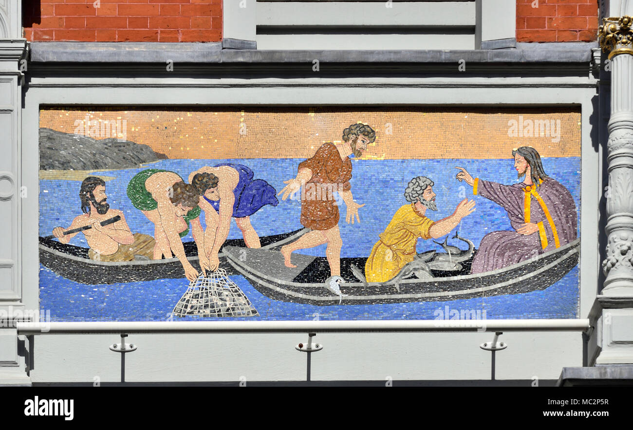 Londra, Inghilterra, Regno Unito. San Pietro Chiesa italiana, Clerkenwell Rd. Dettaglio della facciata - mosaico. Gesù la pesca (Giovanni 21) Foto Stock