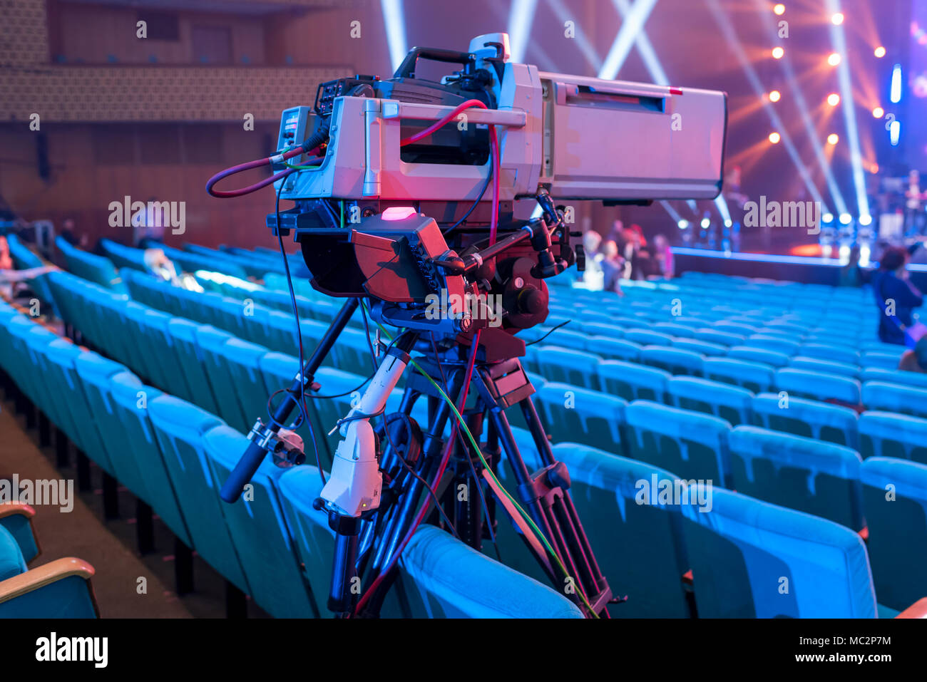 Videocamera professionale su un treppiede con uno schermo per le riprese di  eventi e delle trasmissioni televisive dal concert hall Foto stock - Alamy